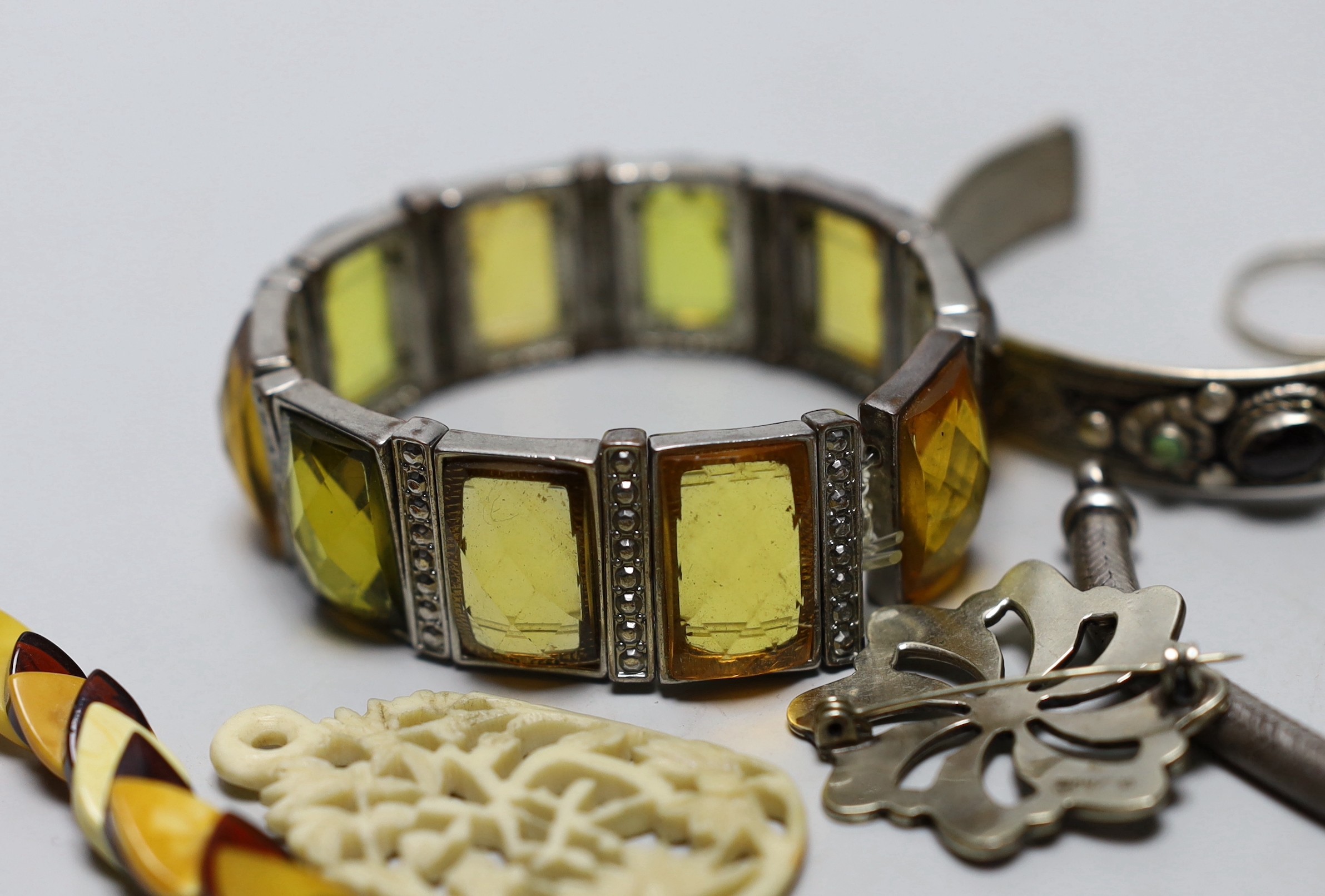 Sundry jewellery including silver and gem set circular brooch, costume and other items.